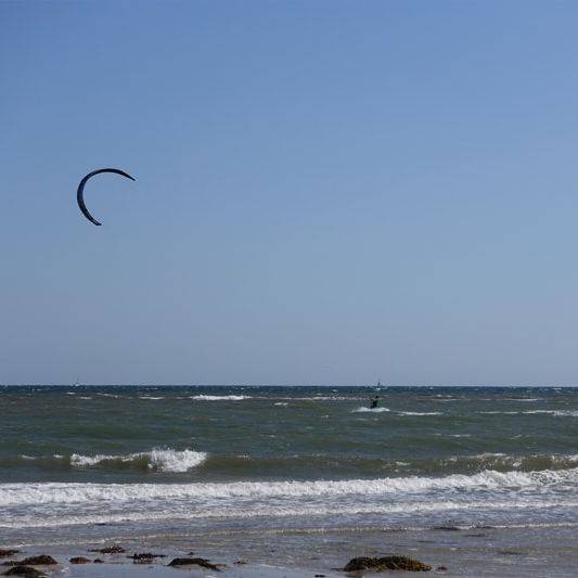 Kite-Surfer an der Küste Hasselbergs